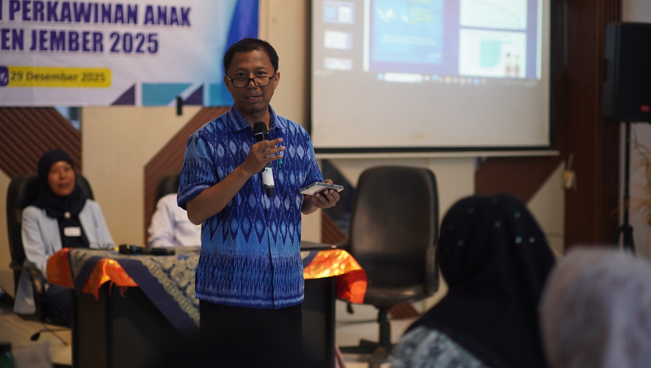 MEMAPARKAN: Ketua Ikatan Dokter Indonesia (IDI) dr. M. Ali Shodikin menjelaskan bahaya pernikahan dini yang bisa berujung ke masalah penyakit tulang keropos.