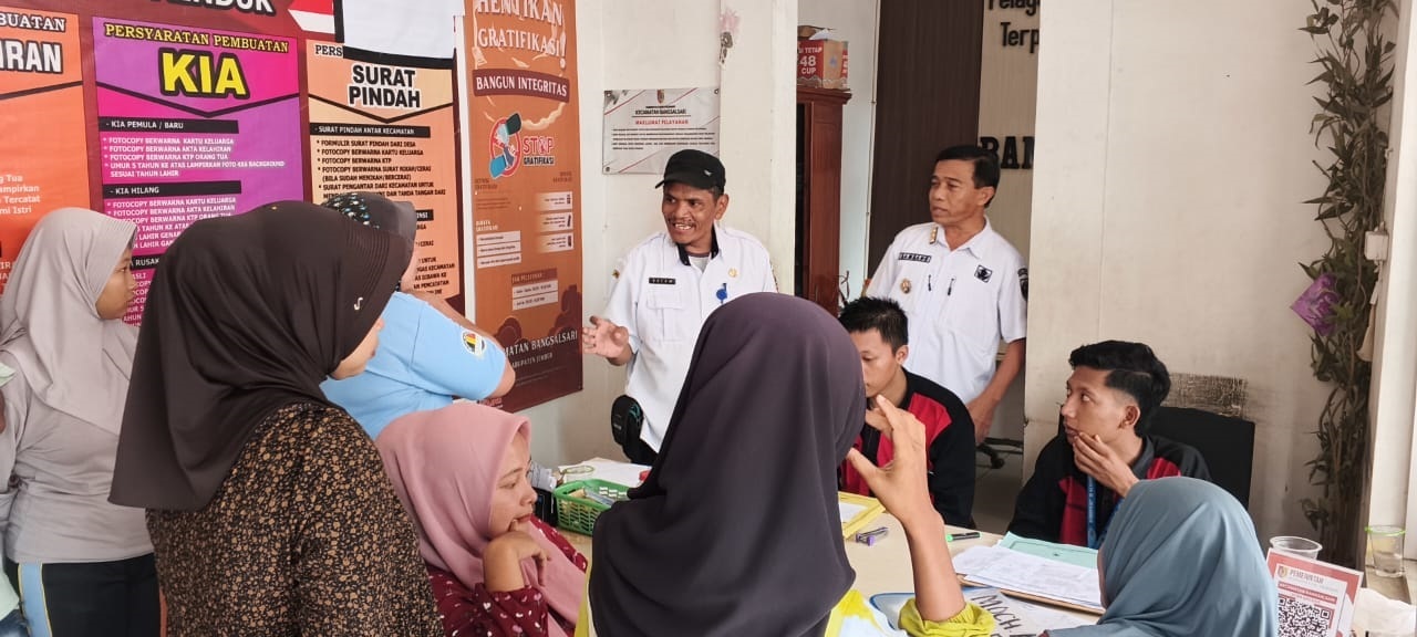 PELAYANAN: Kantor Kecamatan Bangsalsari, yang silih berganti didatangi warga untuk mengurus adminduk, kemarin pagi (8/1).