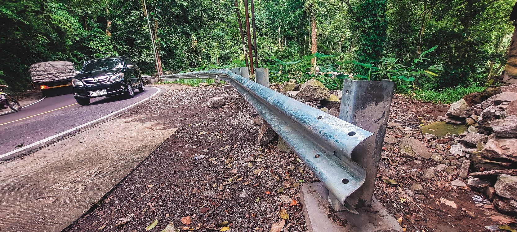 ULAH TANGAN JAHIL: Baut dan mur pagar pengaman jalan di KM 36, jalur Gumitir, Desa Sidomulyo, Kecamatan Silo, banyak yang mulai hilang.