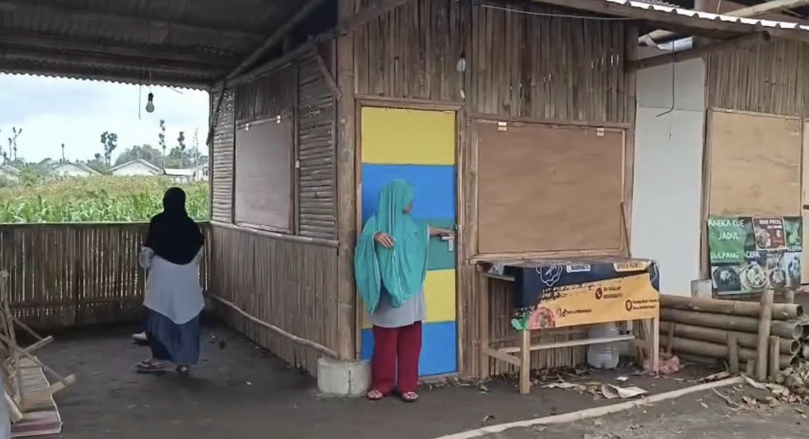 RUSAK: Beberapa warung milik warga di huntap Bumi Semeru Damai (BSD) Kecamatan Candipiro rusak dilanda angin kencang.(ADE APRYANIS/RAME)