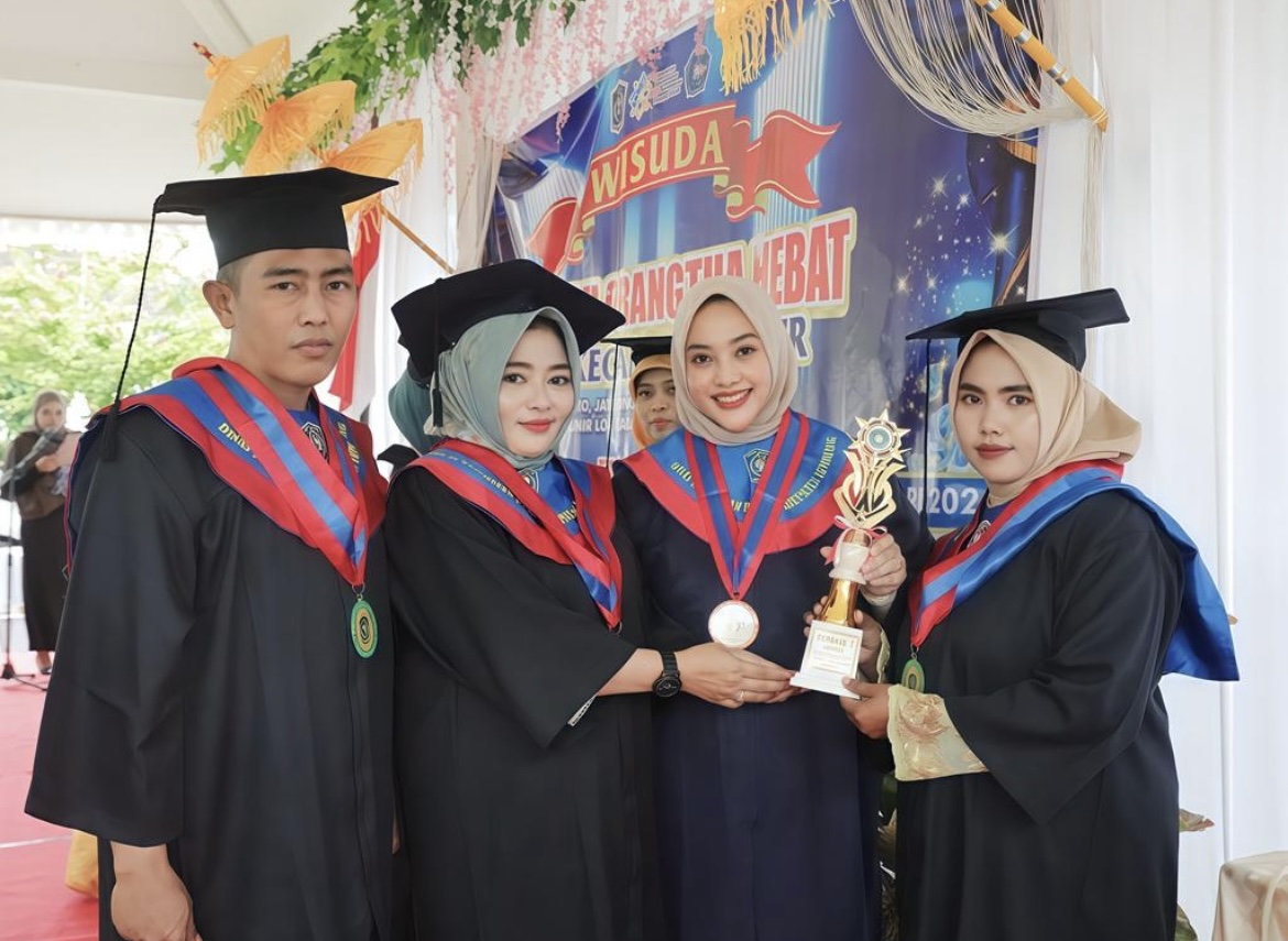 BANGGA: Orang tua ikuti wisuda Sekolah Orang Tua Hebat (SOTH) untuk tingkatkan kualitas pola pengasuhan.(KOMINFO FOR RAME)