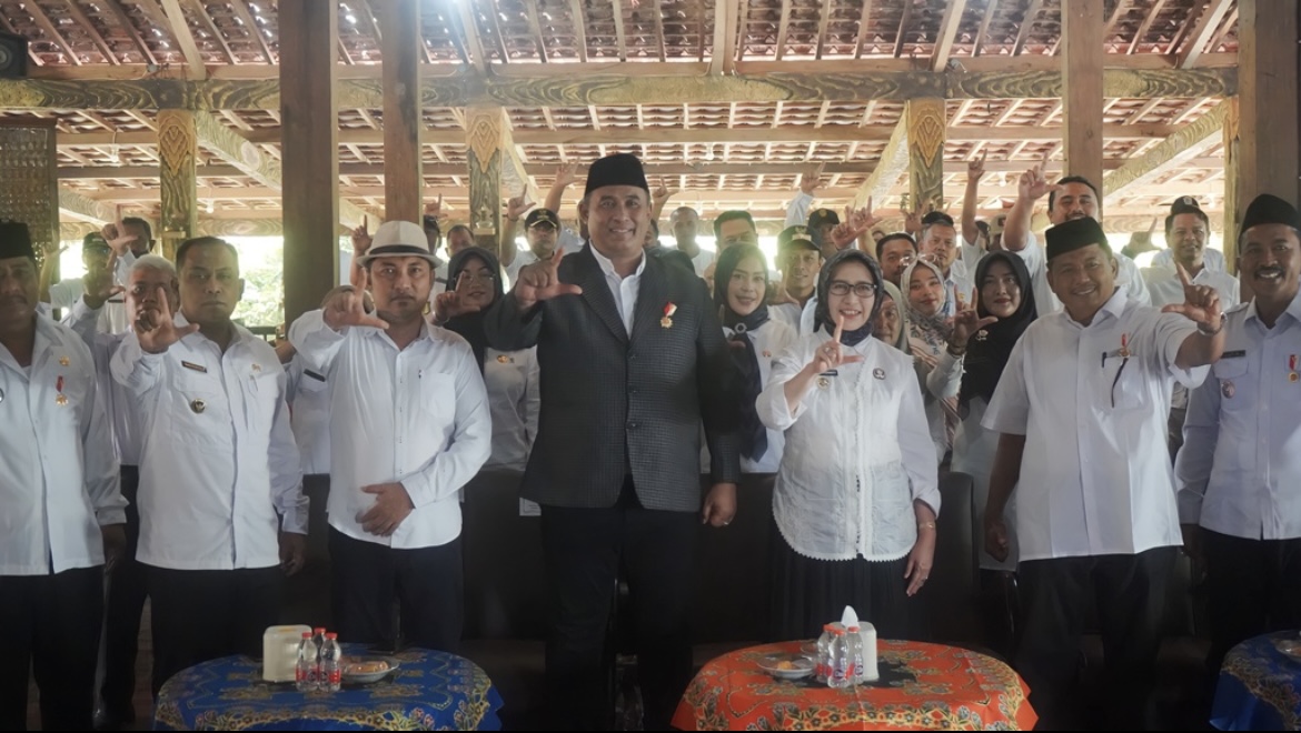 HARAP: Bupati Lumajang Indah Amperawati saat menghadiri  pengukuhan dewan pengurus cabang persaudaraan kepala desa Indonesia (DPC PKDI) Lumajang.(ATIEQSON MAR IQBAL/RAME)