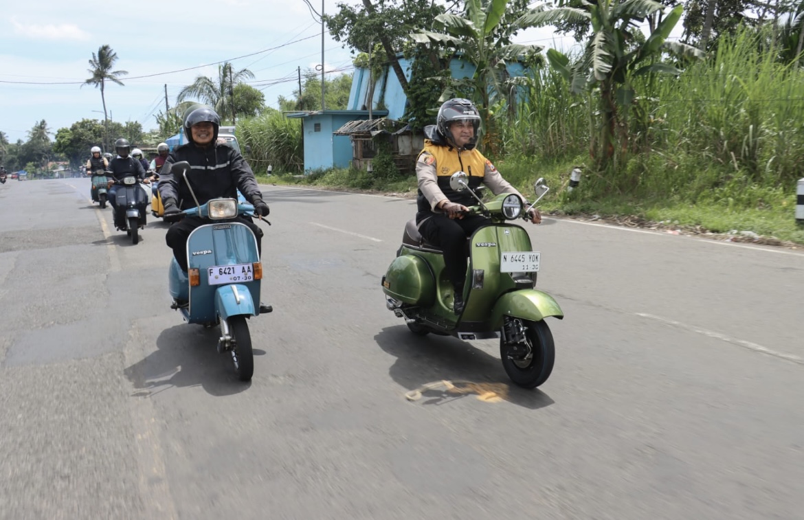 PATROLI: Polres Lumajang melakukan patroli keliling ke sejumlah desa mengendarai motor vespa, kemarin.(ATIEQSON MAR IQBAl/RAME)