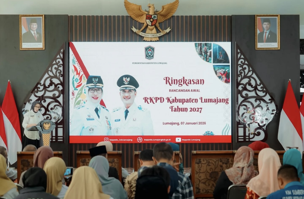 SAMPAIKAN: Bupati Lumajang Indah Amperawati saat menyampaikan arahan dalam forum konsultasi publik rencana kerja pemerintah daerah (RKPD) 2027 di Pendapa Arya Wiraraja. (ATIEQSON MAR IQBAL/RAME)