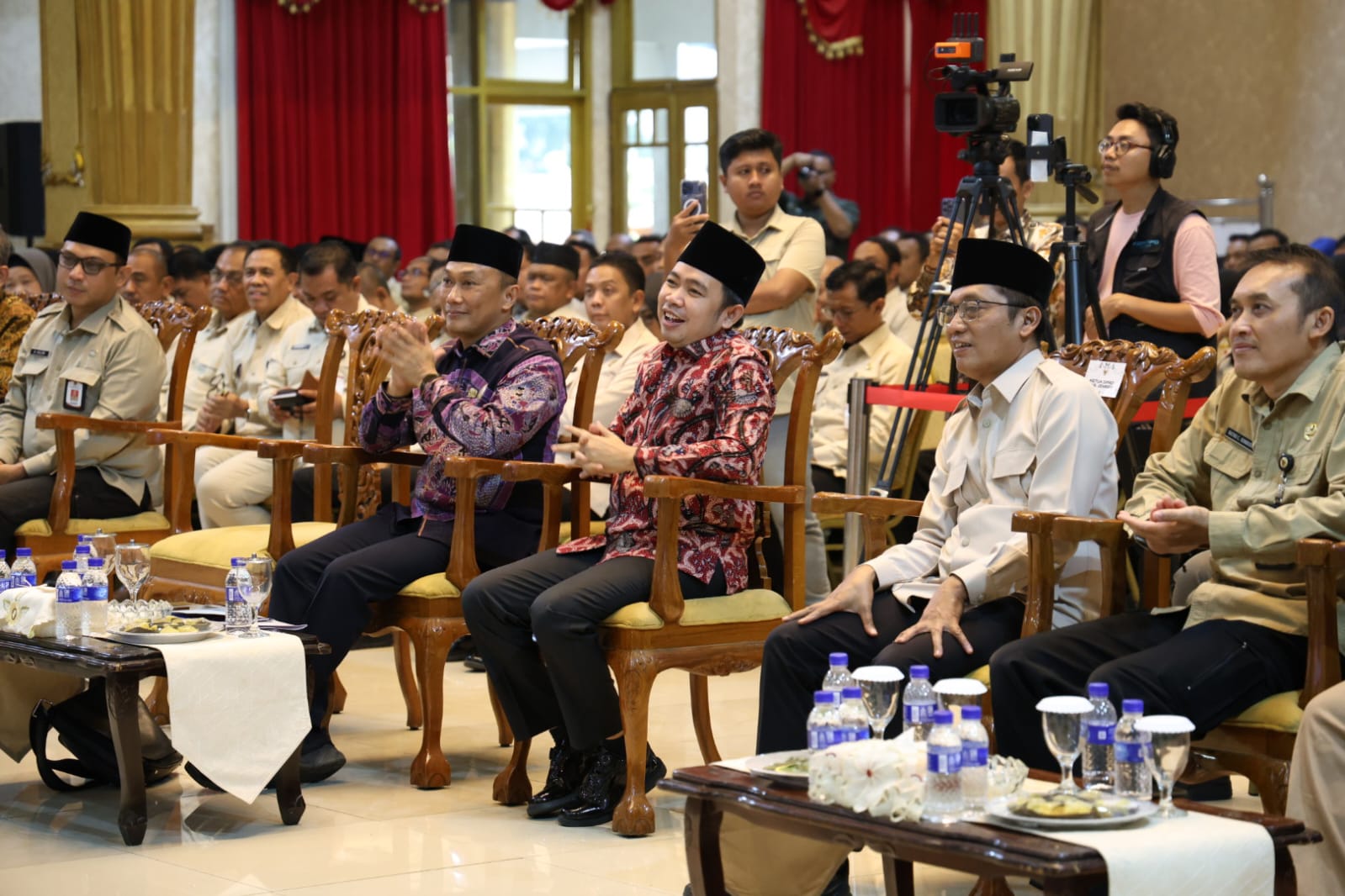 BERI ARAHAN: Kepala BKN Zudan Atif dan Bupati Fawait di sela-sela memberi arahan kepada para ASN, di Pendapa Wahyawibawagraha Jember (9/1).