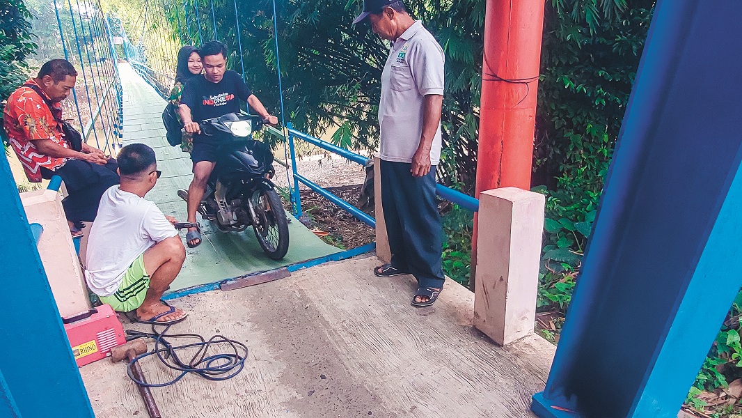Demi keselamatan pengendara sepeda motor yang melintas di jembatan gantung Jubung, Kecamatan Sukorambi, Relawan Wong Ajung Peduli terus melakukan perawatan pasca-selesainya perbaikan jembatan.