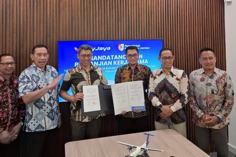Penandatanganan pembaruan kerja sama antara Pemkab Jember dan direksi Maskapai FlyJaya, Kamis (8/1). Kerja sama ini menghadirkan layanan penerbangan Jember&ndash;Jakarta dengan tarif murah.