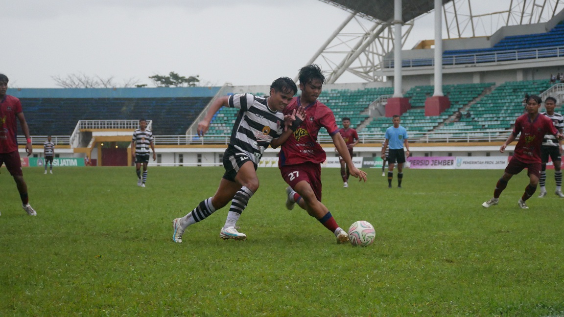 SENGIT: Pemain Persid (kiri) terus berupaya masuk ke jantung pertahanan Inter Kediri di laga terakhir babak 32 besar Grup DD Liga 4 Jatim, kemarin (9/1) di Stadion JSG.