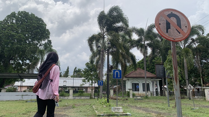 PUDAR: Salah seorang warga melihat kondisi Taman Lalu Lintas Bondowoso pasca dibersihkan oleh petugas Dinas Perhubungan, kemarin.