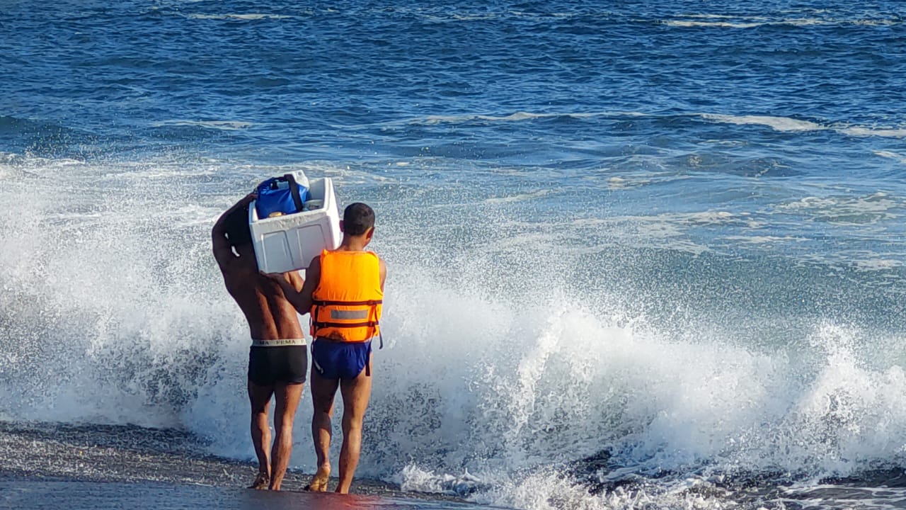 HARUS MELAWAN OMBAK : Nelayan asal Payangan, Dusun Watu Ulo, Desa Sumberejo, Kecamatan Ambulu, Jember saat mau berangkat melaut dengan cara berenang agar bisa ke jukung yang diparkir ditengah