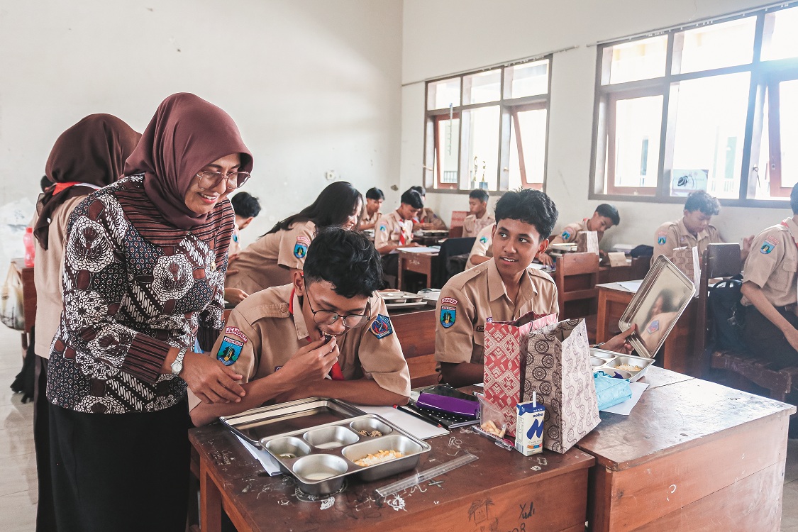 PERDANA: Siswa SMAN 2 Jember mendapatkan makan bergizi gratis (MBG), kemarin. Ini merupakan MBG perdana bagi sekolah yang berada di Jalan Jawa tersebut.