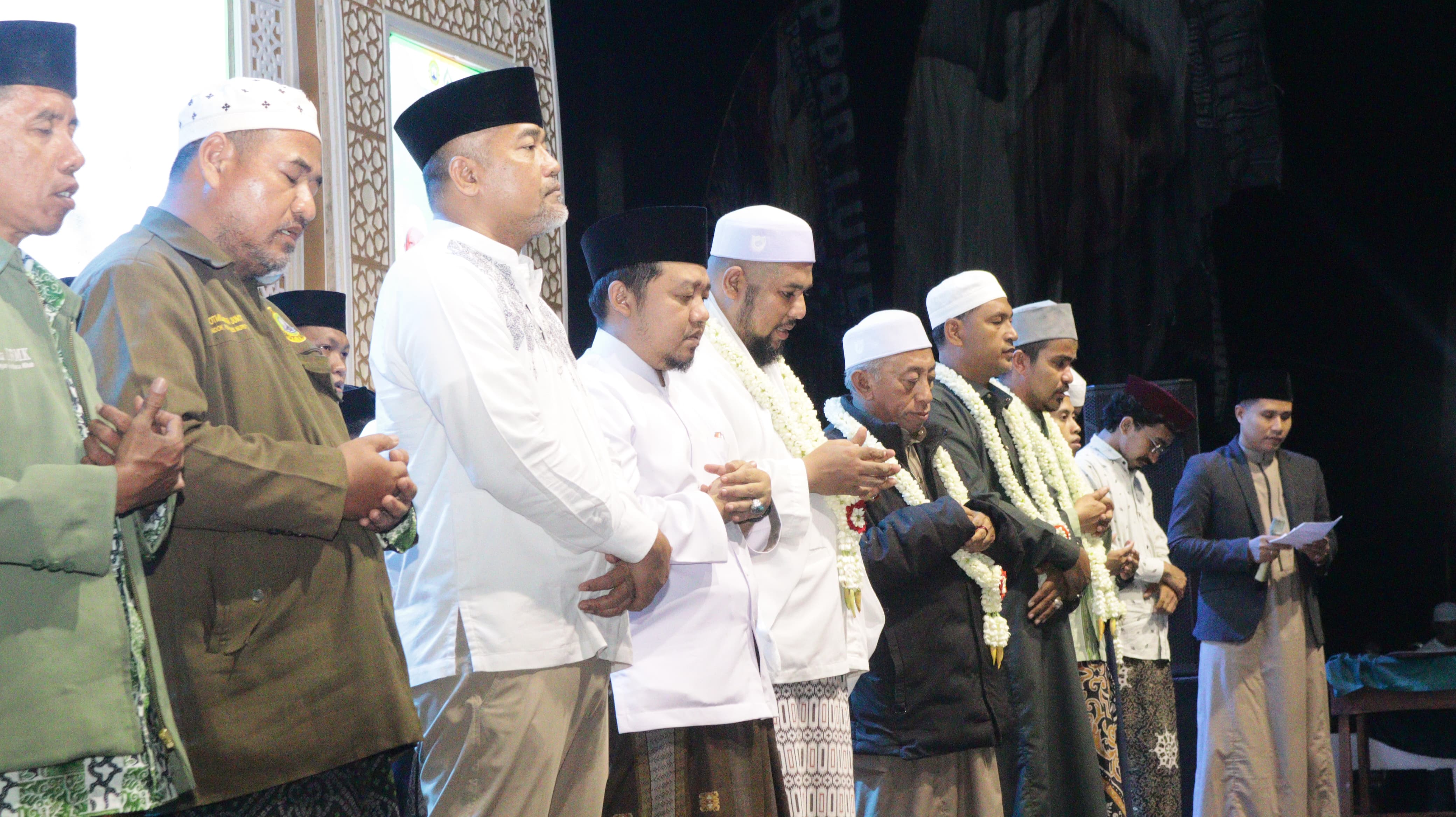 KHUSUK: Kasubdit III Jatanras Ditreskrimum Polda Jatim, AKBP Arbaridi Jumhur bersama Pengasuh PP Nurut Taqwa membaca do