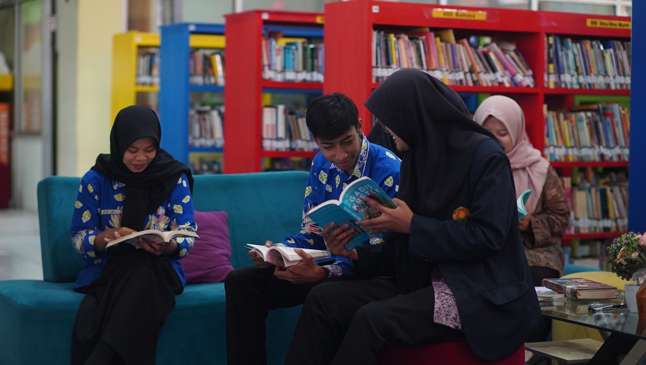 AYO BELAJAR: Setiap hari, kecuali hari libur ada saja pembaca yang datang atau mengakses literasi buku di Perpustakaan Jember.