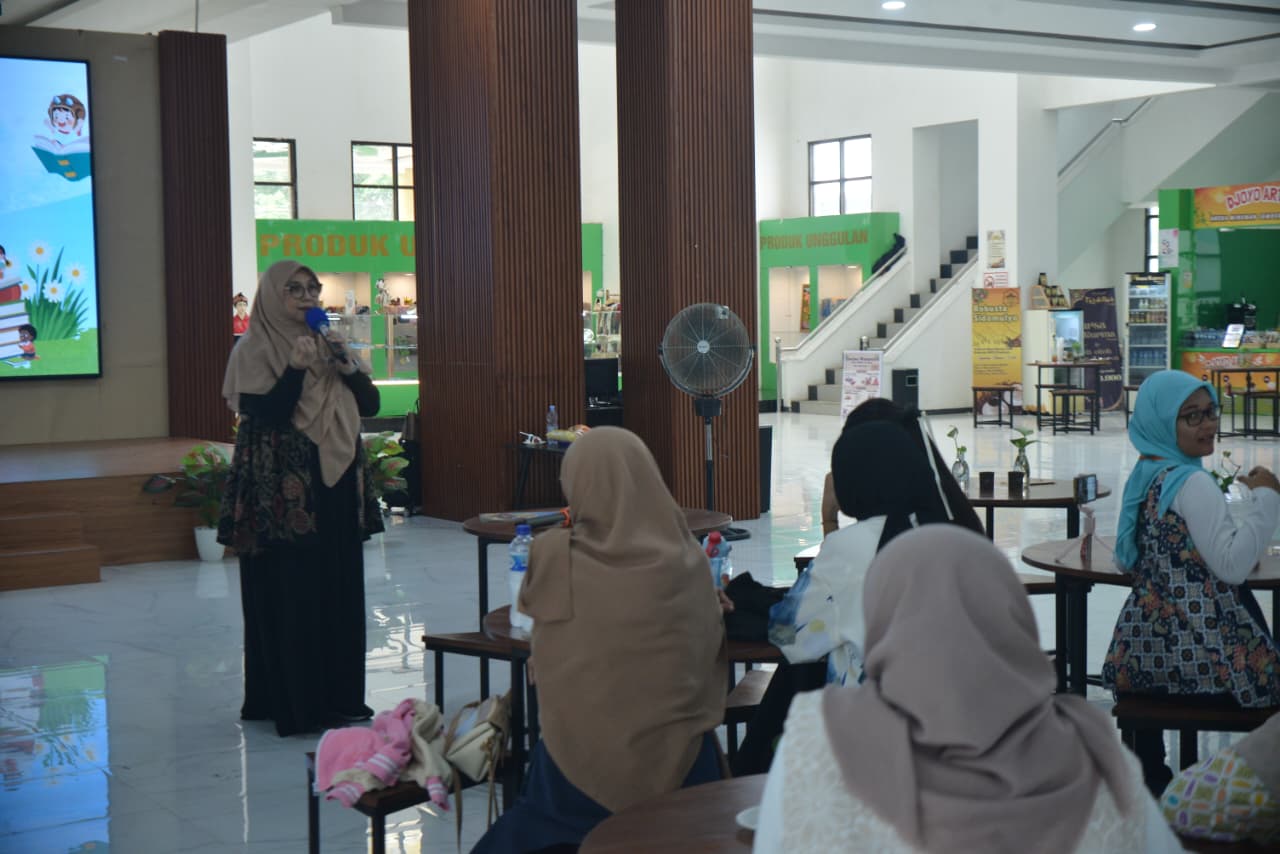 EDUKASI: Ketua Read Aloud Jawa Timur, Ariani Safitri memaparkan pentingnya seorang ibu menerapkan membaca nyaring kepada anak, dalam kegiatan perayaan Read Aloud Jember ke 6, kemarin (11/1).