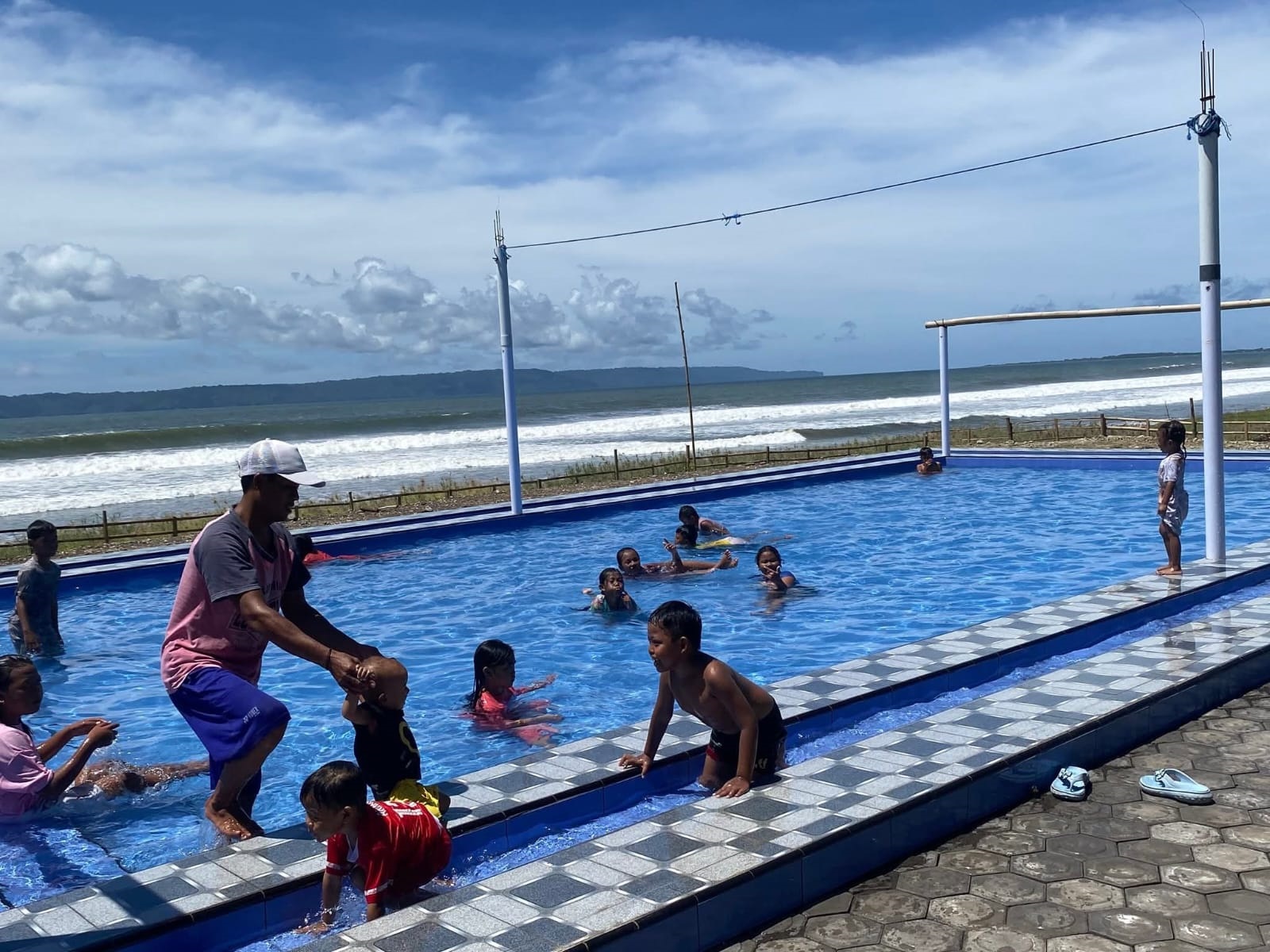 LEBIH AMAN: Pemdes Puger Kulon, Kecamatan Puger menyiapkan kolam renang guna mengantisipasi agar pengunjung pancer Puger, tidak mandi di laut.