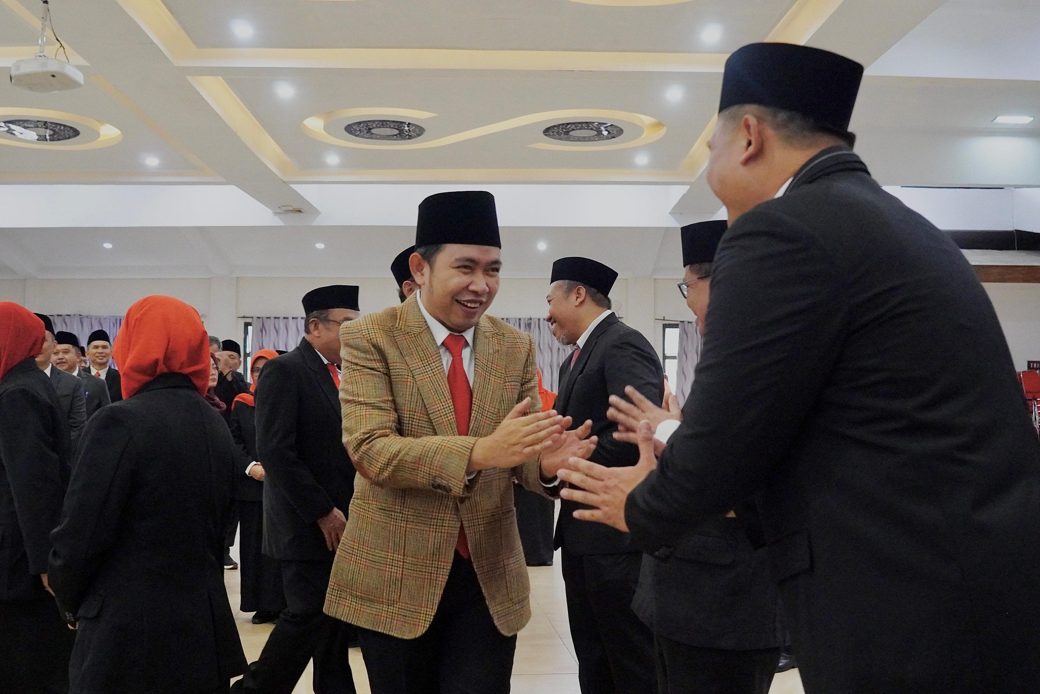 MANDAT BARU: Bupati Jember Muhammad Fawait memberikan ucapan selamat seusai menyerahkan SK penugasan tambahan kepada 50 pejabat fungsional kesehatan sebagai kepala puskesmas, di Aula PB Sudirman.