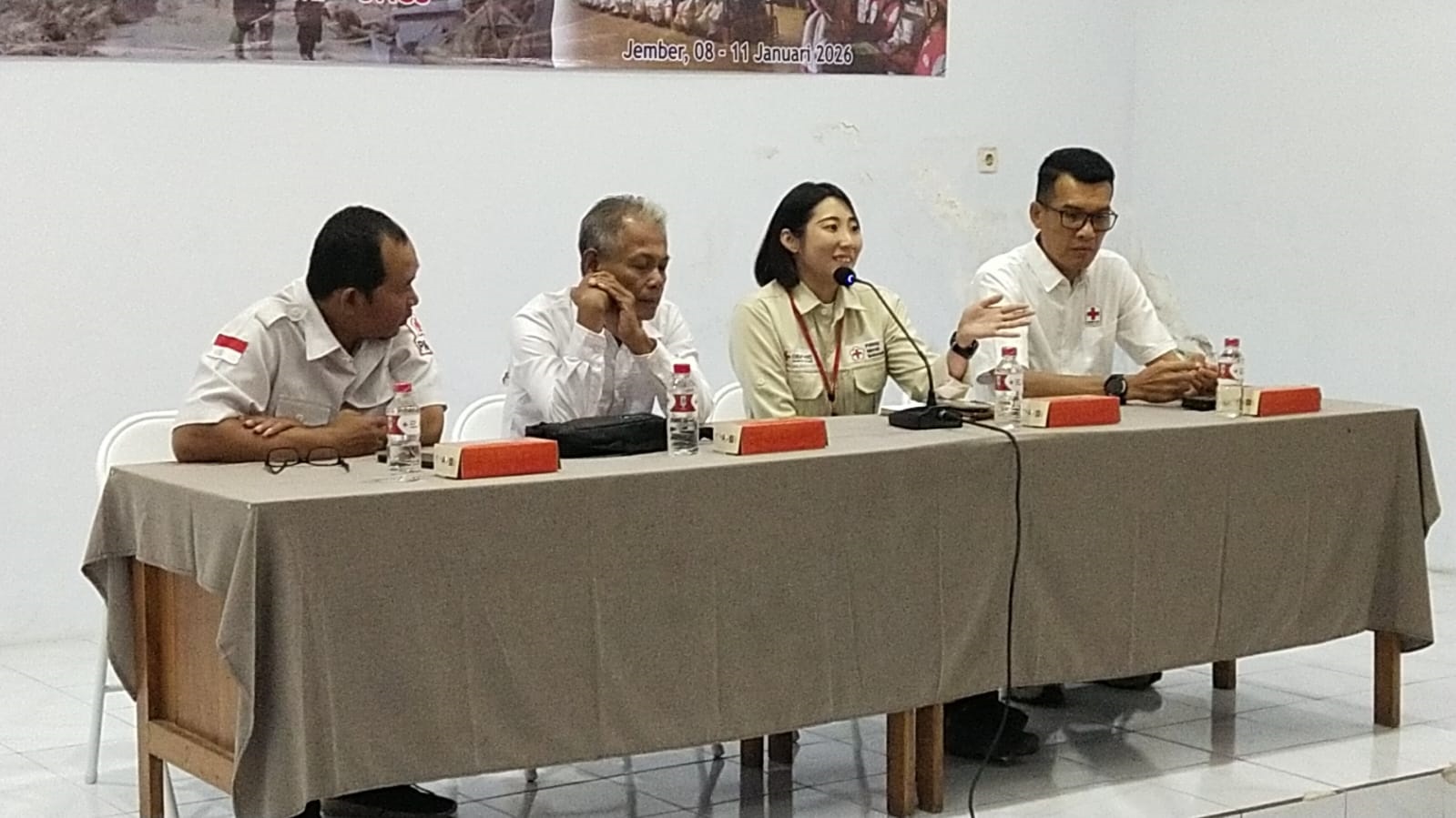 TINGKATKAN KAPASITAS: Pelatihan kesiapsiagaan yang digelar PMI Jember ini melibatkan Palang Merah Jepang, akhir pekan lalu. Ini untuk meningkatkan manajemen kesiapsiagaan dan penanganan bencana.