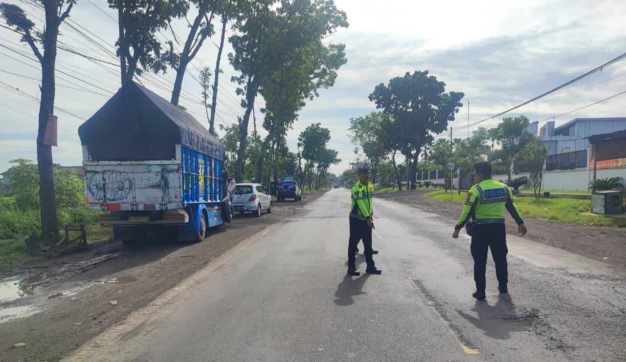DATANGI LOKASI:&nbsp; Anggota lakalantas Polres Jember saat melakukan olah TKP kecelakaan di Jalan Raya Desa Petung, Kecamatan Bangsalsari Sabtu (10/1) pukul 01.30 dinihari
