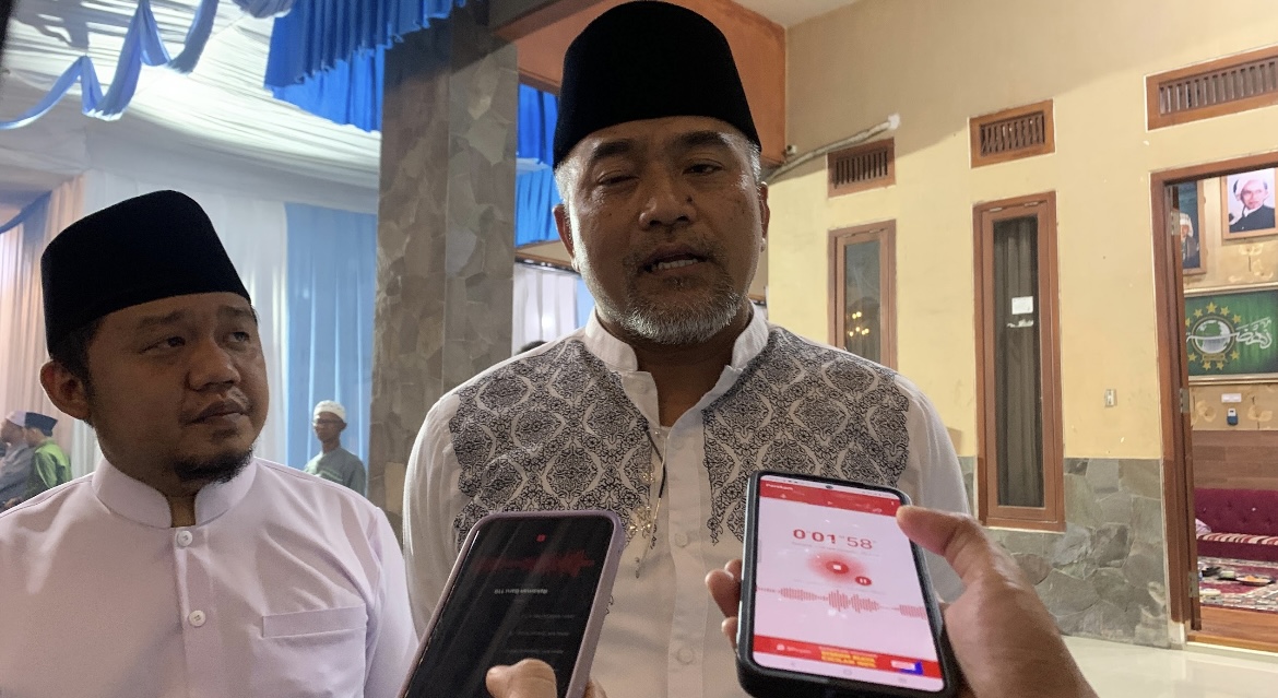 BERI KETERANGAN: Kasubdit III Jatanras Ditreskrimum Polda Jatim AKBP Arbaridi Jumhur (kanan) memberikan keterangan kepada sejumlah awak media. (ILHAM WAHYUDI/RADAR IJEN)