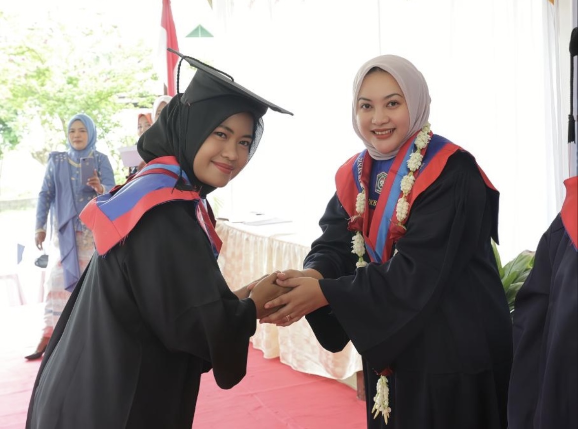 APRESIASI: Ketua TP PKK Lumajang, Dewi Natalia Yudha Adji Kusuma, saat berjabat tangan dengan peserta wisuda SOTH, di Pendopo Arya Wiraraja, kemarin.(ADE APRYANIS/RAME)
