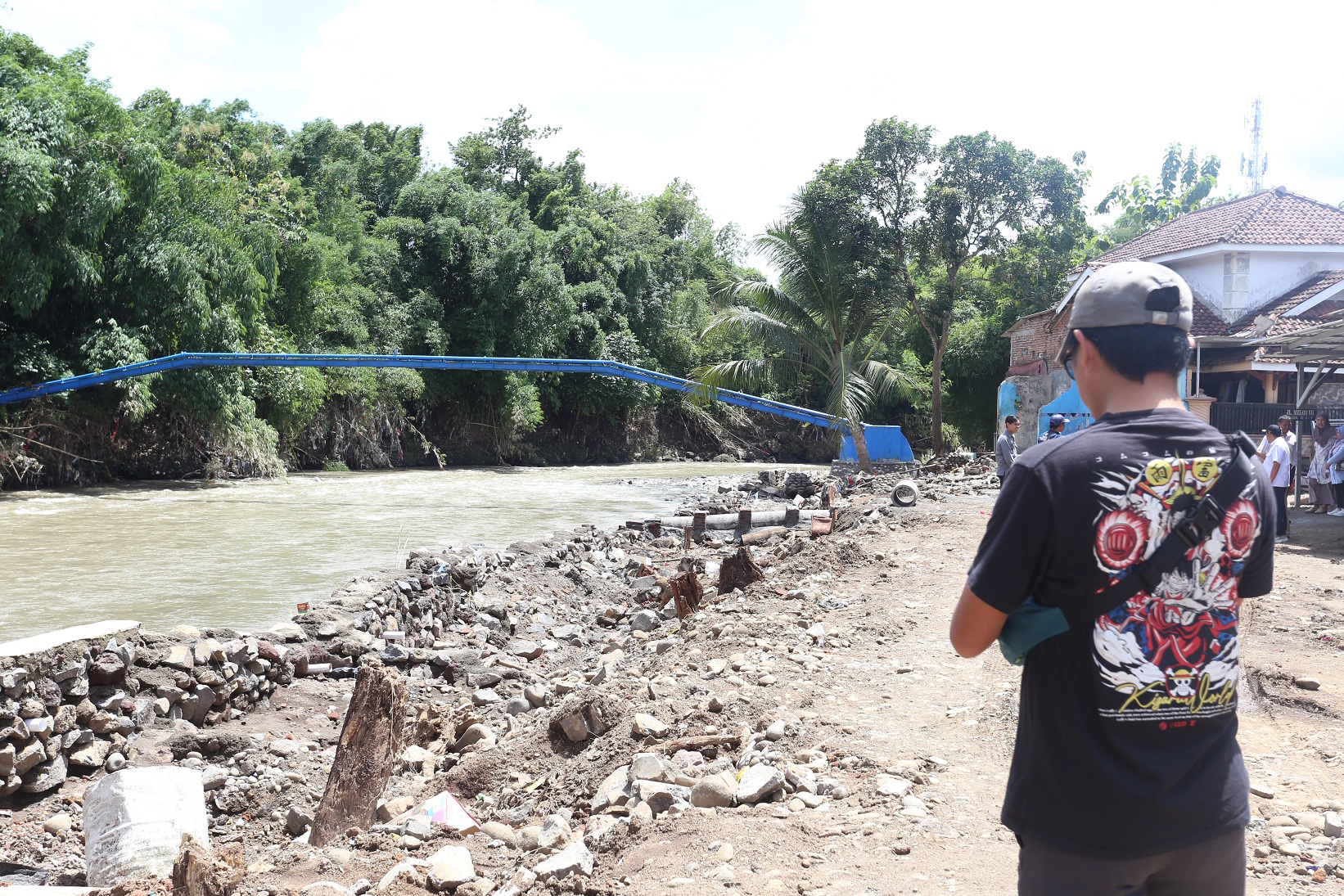 Kondisi perumahan di belakang Taman Makam Pahlawan Patrang setelah terdampak banjir, Desember lalu. Anggota Komisi D DPRD Jatim Satib menilai perlu adanya pemasangan bronjong untuk mencegah banjir.