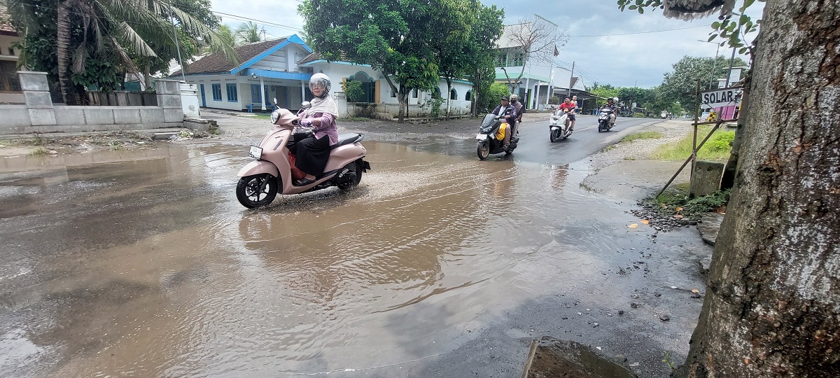 AWAS ADA GENANGAN: Hujan yang terjadi hampir setiap hari mengakibatkan genangan di Jalan Manggar, Desa Kesilir, Kecamatan Wuluhan.
