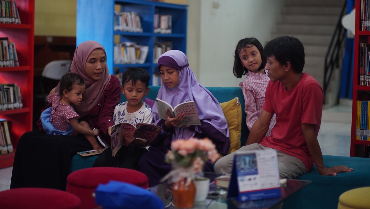 EDUKASI: Susana keseruan membaca bersama keluarga di Perpustakaan Jember.