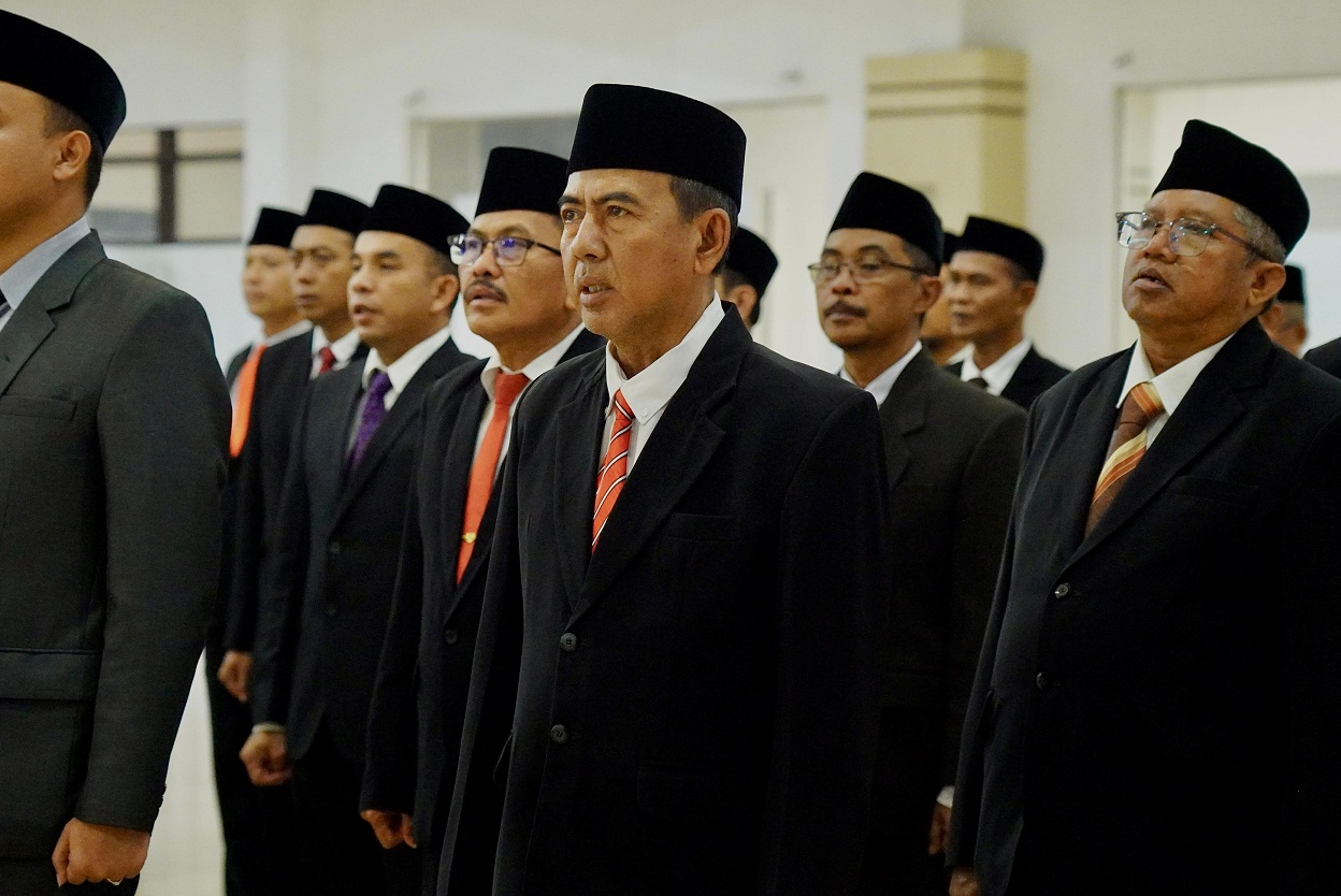 DAPAT SK BARU: Suasana pengambilan sumpah jabatan yang dipimpin Bupati Jember Muhammad Fawait di Aula PB Soedirman, Sabtu (10/1).
