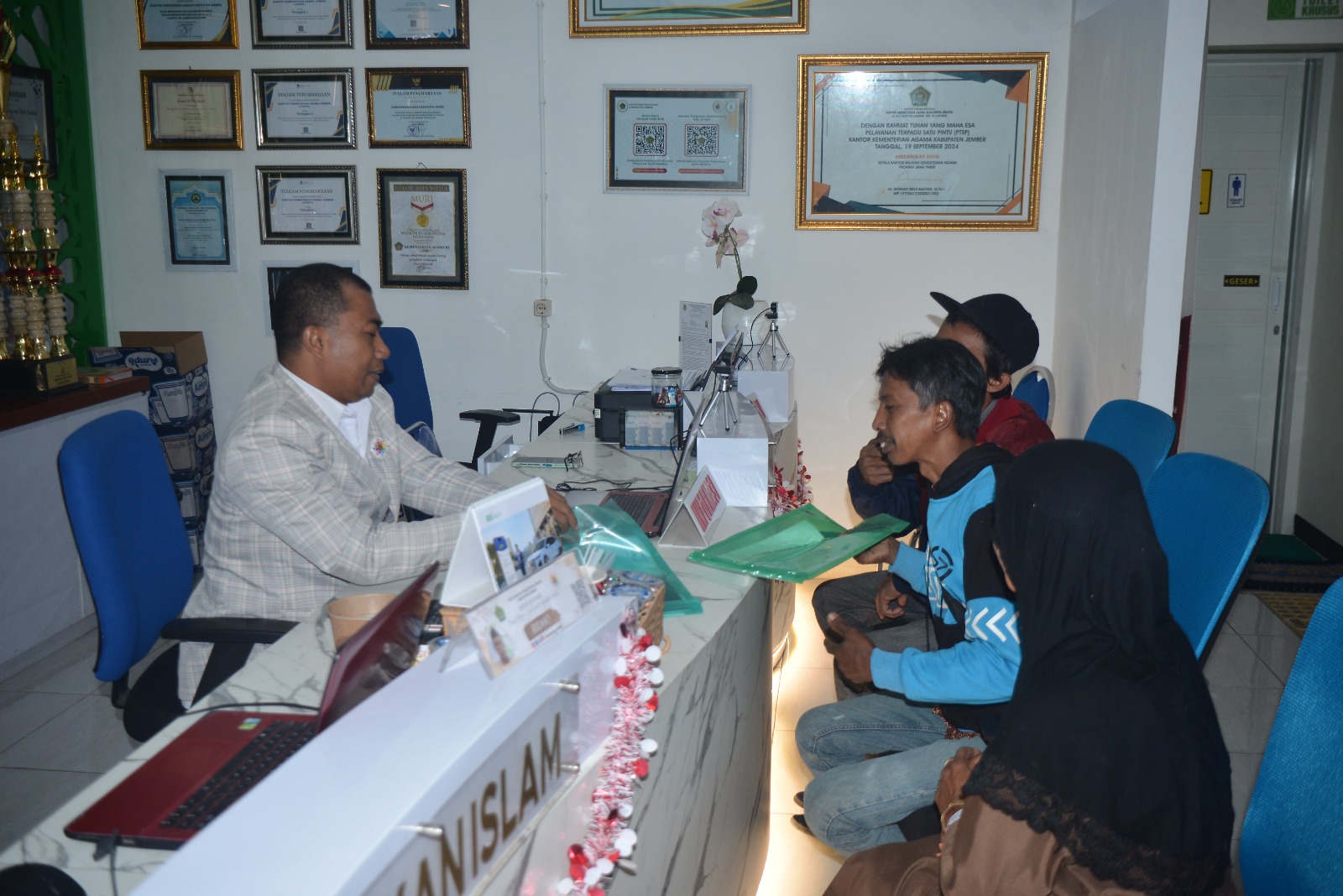 PELAYANAN: Staf PTSP Kemenag Jember melayani administrasi haji beberapa waktu lalu.