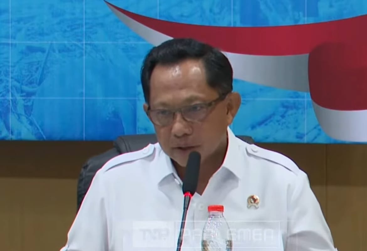 Mendagri Tito saat rapat koordinasi bersama minta tambahan personel pada TNI dan Polri untuk pembersihan lumpur Sumatera. (YouTube/DPR RI)
