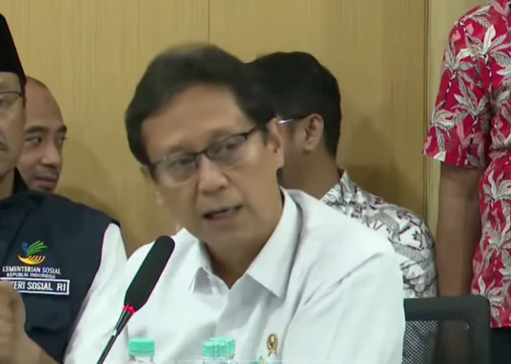 Menkes Budi Gunadi singgung mahalnya tiket pesawat ke Aceh saat rakor penanganan bencana Sumatera. (YouTube/DPR RI)