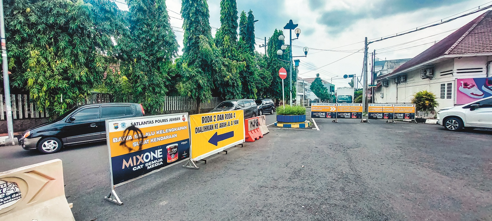MASIH DITUTUP: Pengendara dari arah timur ke Jalan Gatot Subroto mengeluhkan belum dibukanya jalan pasca-pembangunan lokasi kuliner modern atau street food di Jalan Kartini.