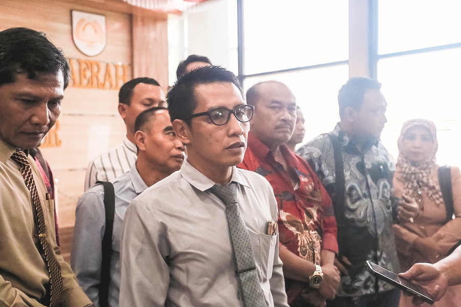 SAMPAIKAN PENJELASAN: Lutfian Ubaidillah memberikan keterangan kepada media mendampingi Karuniawan Nurahmansyah seusai dimintai keterangan rapat dengar oleh Badan Kehormatan DPRD Jember, kemarin.
