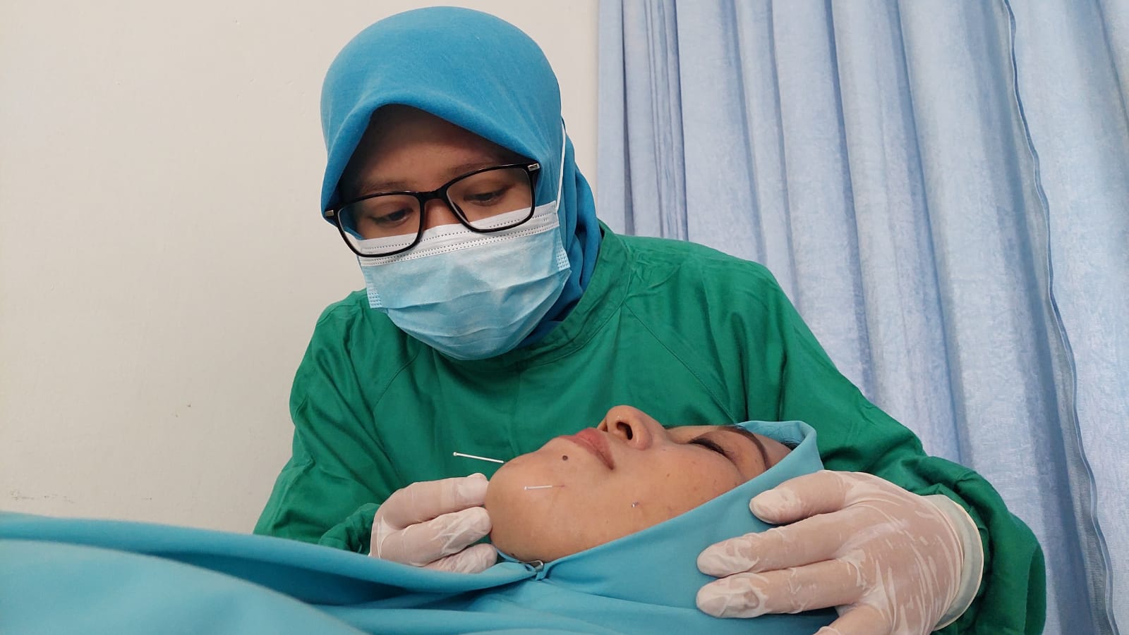 MAKIN LENGKAP: Pengobatan tradisional asal Tiongkok, akupunktur, juga terdapat di Rumah Sakit Bina Sehat.