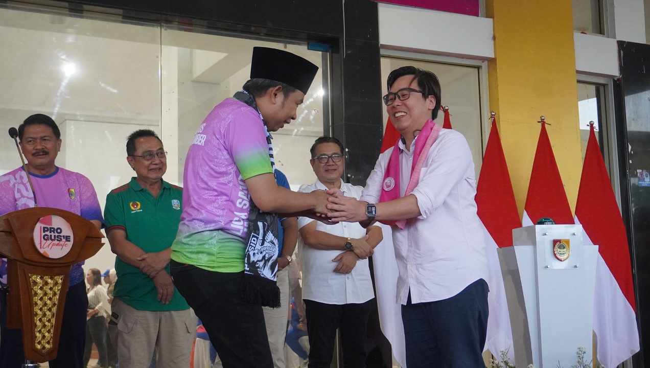 Bupati Fawait ketika simbolis penerjunan nakes ke desa-desa, saat Pro Guse, di Stadion JSG, 20 Oktober 2025 lalu, sebagai pilot project. Kini tahun 2026, ia berencana memperluas cakupan program itu.