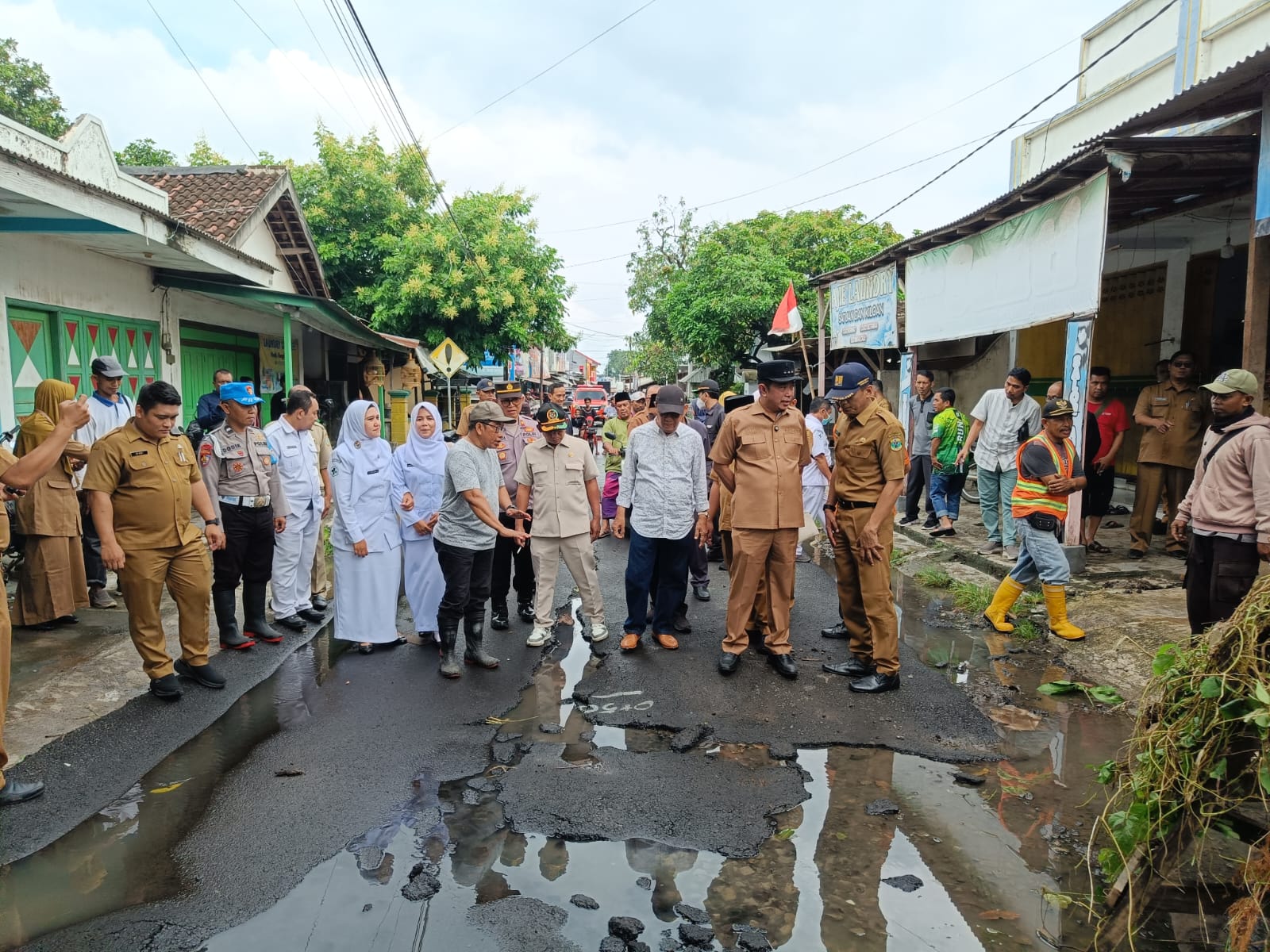 DIPANTAU LANGSUNG: Bupati, Ketua DPRD dan Plt Kepala Dinas BSBK Bondowoso memantau jalan yang rusak di Cermee pasca diterjang banjir.