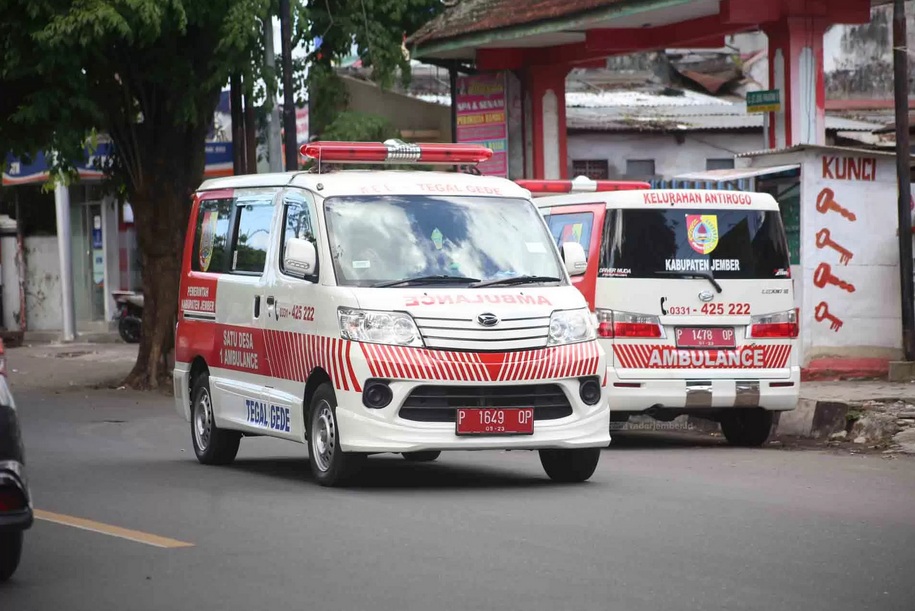UNTUK KESEHATAN: Pemkab Jember berencana menghibahkan ambulans ke semua desa.