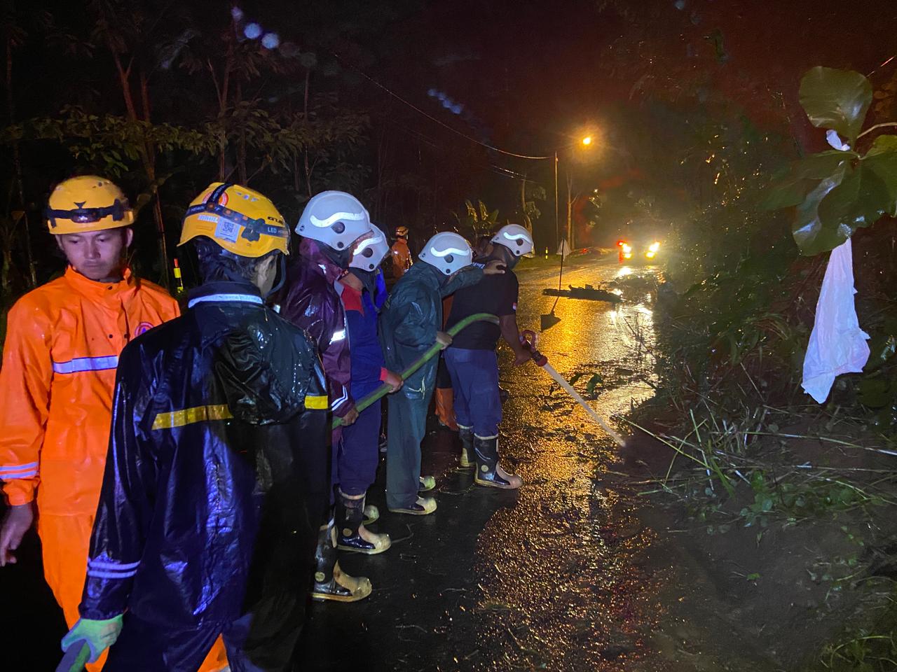 Sejumlah petugas BPBD Bondowoso dan relawan ketika meninjau langsung ke lokasi terdampak kemarin malam.