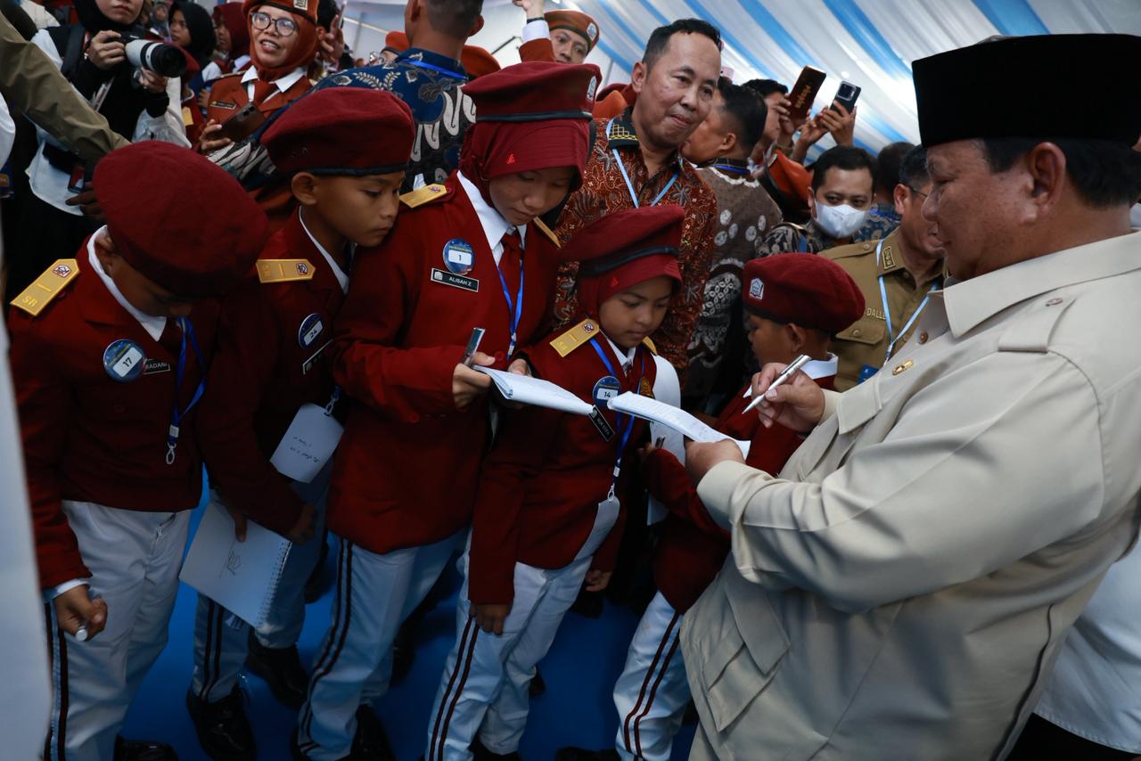 Karena Cinta Bapak, Sekolah Rakyat Ada: Sambutan Pelajar untuk Prabowo di Banjarbaru
