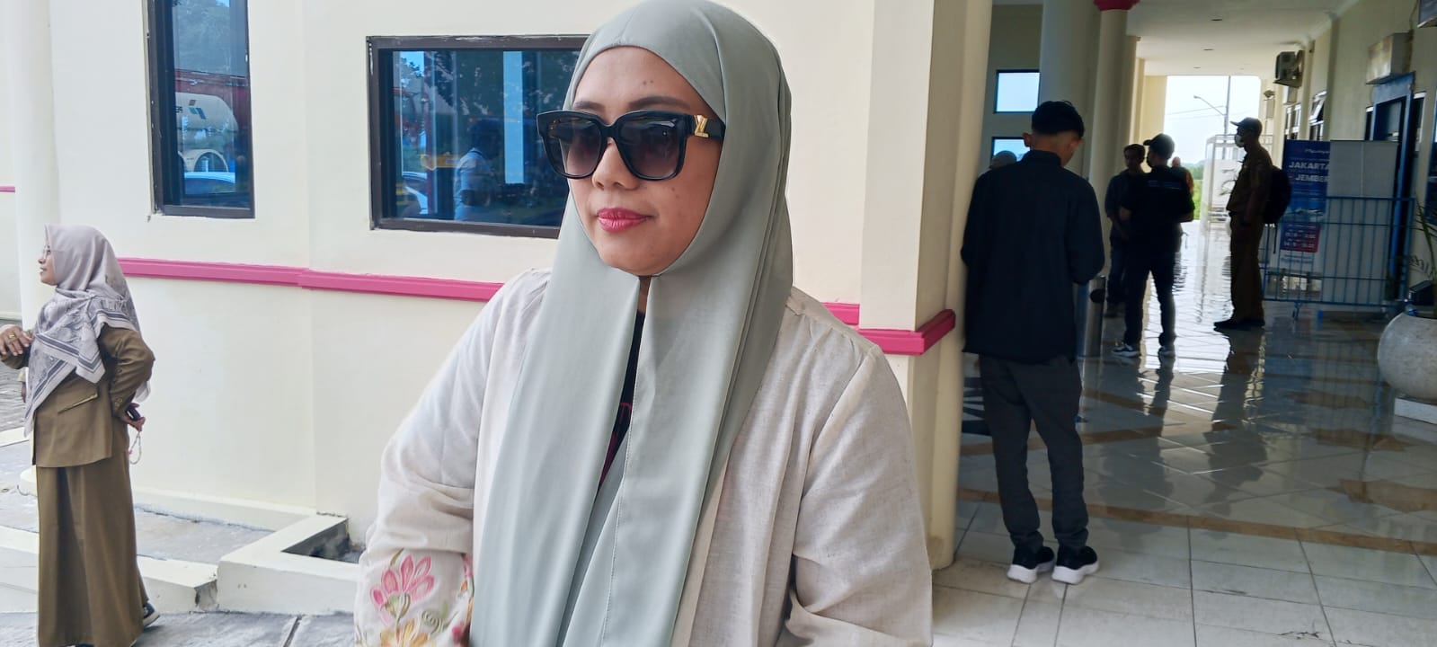 Vera Eka, pengusaha Jember yang rutin menempuh rute Jember - jakarta, saat ditemui di ruang tunggu Bandara Notohadinegoro, Selasa (13/1/2026). (Maulana/Radar Jember)