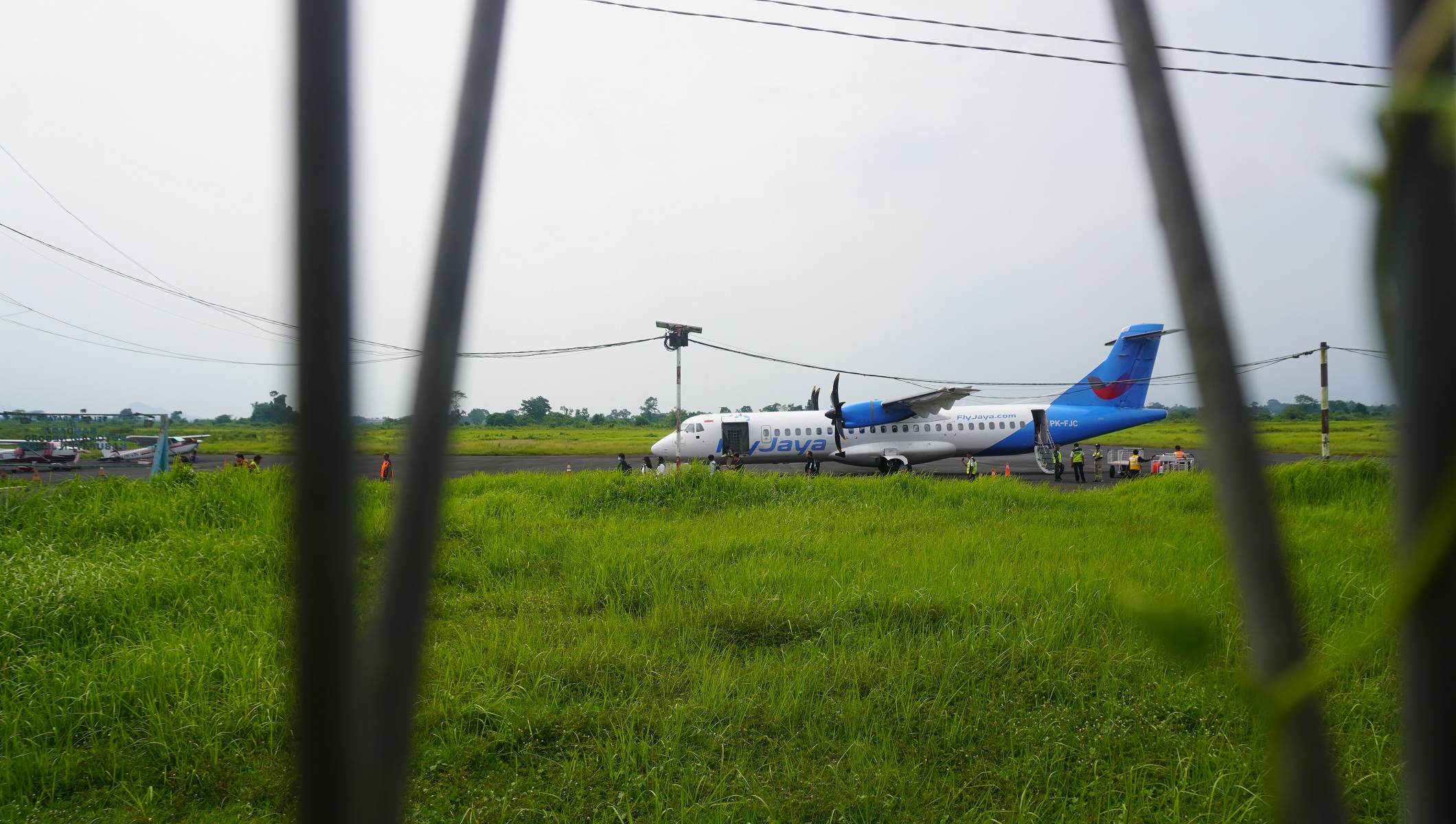 MENGUDARA: Maskapai FlyJaya yang kembali menghiasi langit Jember, (13/1). Pemkab Jember kini memberikan subsidi untuk rute penerbangan Jakarta.