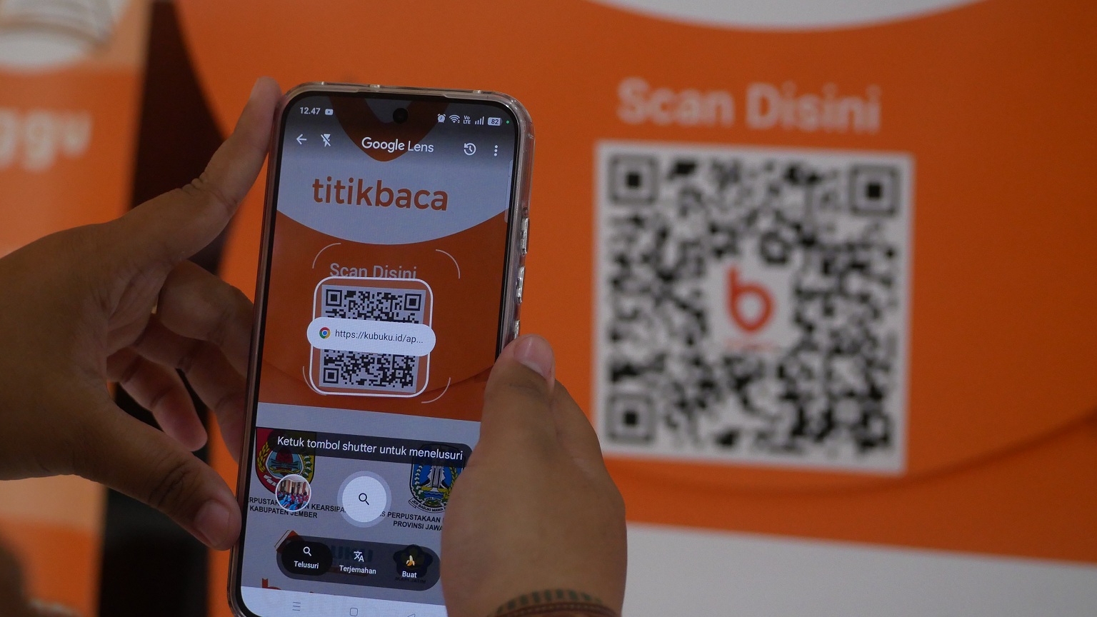 CARI BUKU: Kini, Perpus Jember tak sekadar menyediakan buku di rak, tetapi juga ada buku daring.