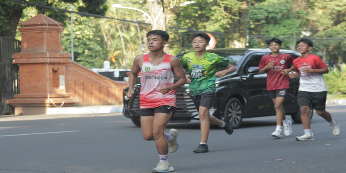 LARI DI JALAN RAYA: Sejumlah masyarakat saat berlari di sekitar alun-alun di sore hari. Sementara ini mereka olahraga lari memutari Alun-alun terpaksa harus di jalan raya.