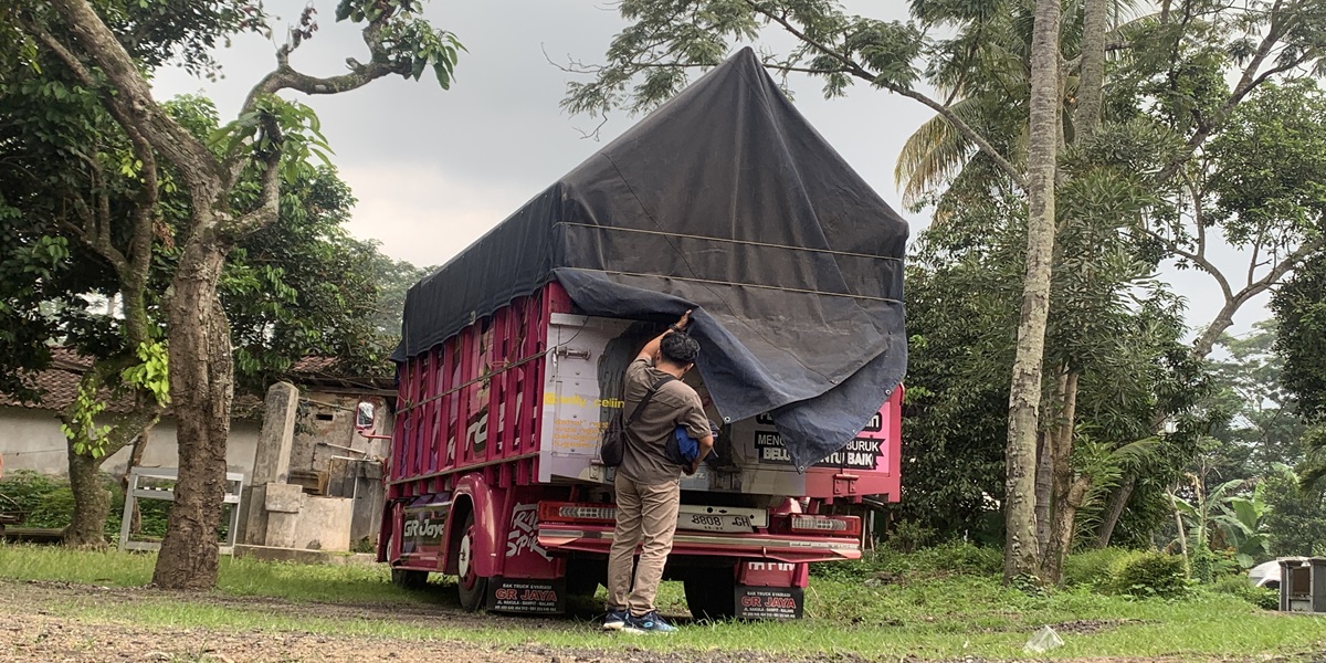 KOSONG:Salah seorang warga di Dusun Congkrong, Desa Taman, Kecamatan Grujugan melihat truk yang awalnya dianggap membawa susu.