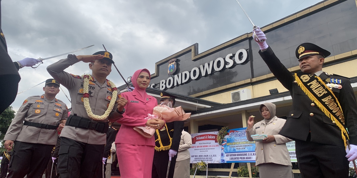 HARU: Kapolres Bondowoso lama, AKBP Harto Agung Cahyono dilepas oleh anggota, diikuti oleh Kapolres Bondowoso baru, AKBP Dr Aryo Dwi Wibowo.
