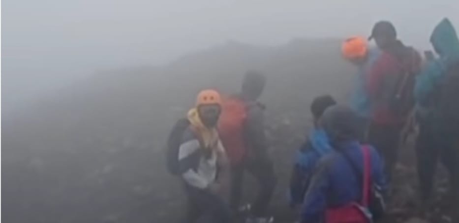 Tim relawan menemukan survivor Syafiq Ridhan Ali Razan yang hilang di Gunung Slamet dalam keadaan meninggal dunia. (Instagram/slametviabambangan)