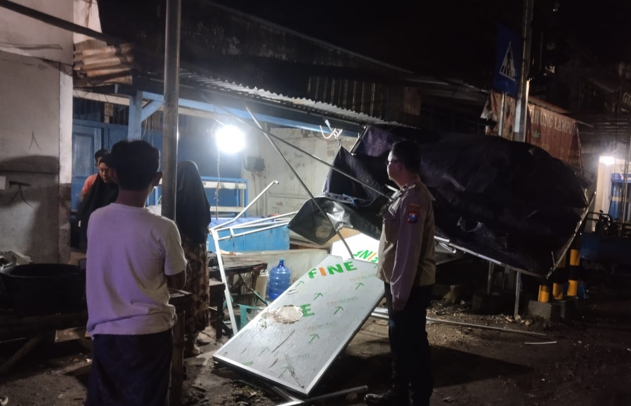 HANCUR: Warung milik Muhammad Agung Wicaksono, 34 warga Dusun Krajan Lor, Desa Balung Kulon, Kecamatan Balung rusak akibat tertabrak truk gandeng pada Kamis (15/1) dinihari