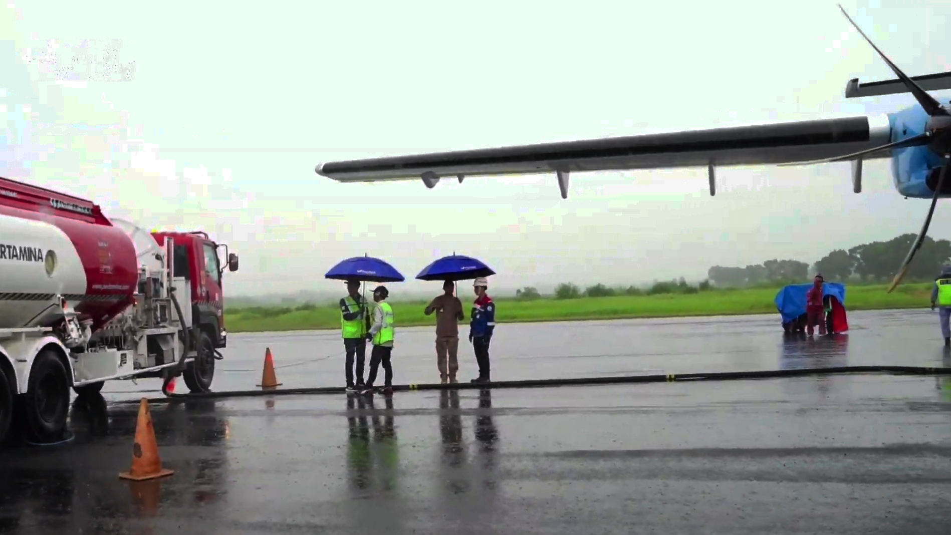 Maskapai FlyJaya yang landing di Bandara Notohadinegoro. Sebelum take-off ke Halim Jakarta, pesawat difasilitasi pengisian avtur yang mulai disediakan, Kamis (15/1/2026). (Dok. Pemkab Jember)