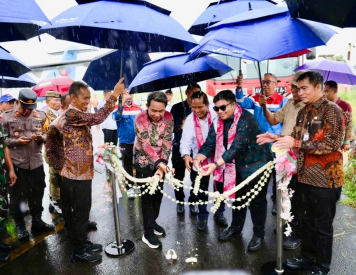 Bupati Gus Fawait, Anggota DPR RI Kawendra Lukistian, dan Jajaran PT Pertamina Patra Niaga, saat meresmikan pengisian avtur perdana, di Bandara Notohadinegoro, Kamis(15/01/2026). (Dok. Gus Fawait)