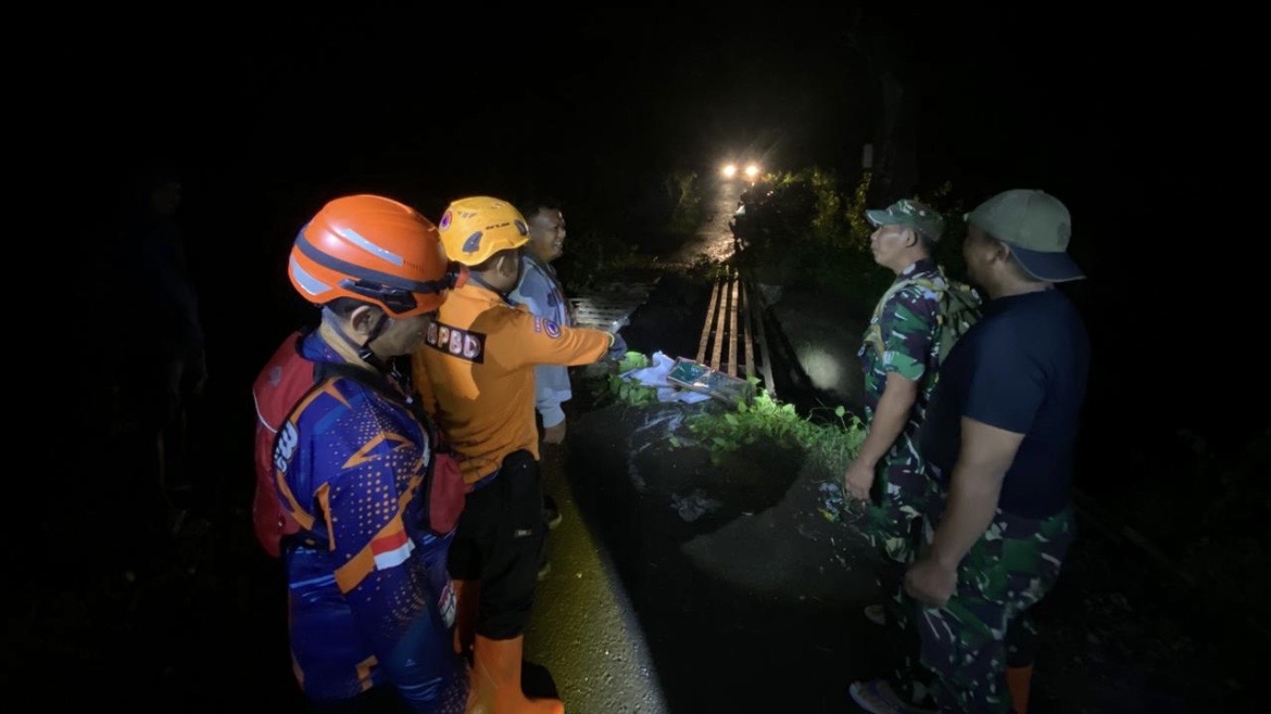 BERBAHAYA: BPBD Bondowoso memasang garis pembatas, di jembatan ambruk yang menghubungkan Leprak-Wonoboyo.(BPBD BONDOWOSO FOR RADAR IJEN)